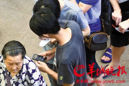 排隊(duì)的“黃?！备魇謭?zhí)一疊白紙，上面寫(xiě)好了要掛號(hào)的人的信息，包括姓名、電話、要掛的科室等。穿黑白花紋衣服的老婆婆正在排隊(duì)掛號(hào)