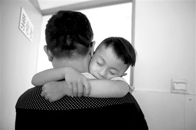 9月6日，“鷹爸”抱著多多去化妝間，準備錄制節(jié)目。