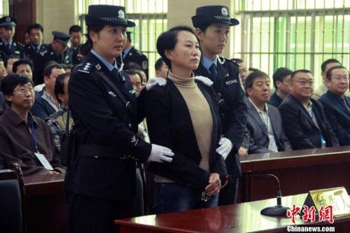 9月24日上午8時30分，陜西“房姐”龔愛愛涉嫌偽造、買賣國家機(jī)關(guān)證件一案，在陜西靖邊縣人民法院公開