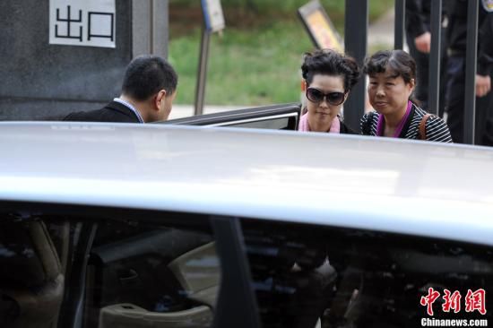 圖為宣判結(jié)束后夢(mèng)鴿面無(wú)表情走出海淀法院，乘車(chē)離開(kāi)。