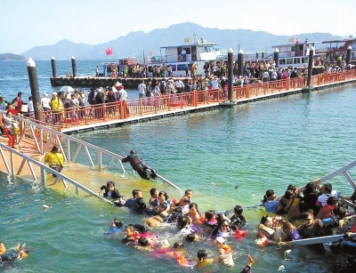 昨天，廬山西海景區(qū)過橋塌陷，致十?dāng)?shù)名游客落水。圖/東方IC