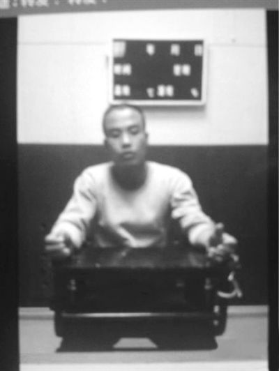 案發(fā)后,當?shù)卮迕駛儑^現(xiàn)場。網(wǎng)絡(luò)截圖