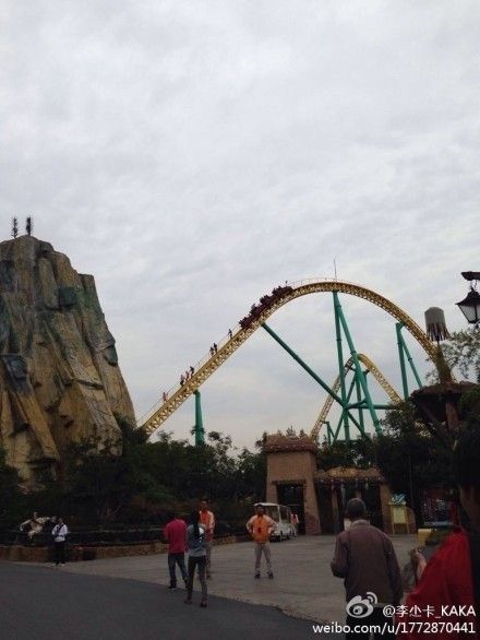 上海歡樂谷過山車發(fā)生故障，多位游客被卡在上面