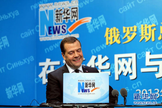 10月22日，俄羅斯總理梅德韋杰夫在新華網(wǎng)與中國網(wǎng)民進行在線交流互動。 新華社記者邢廣利攝
