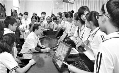 2013年5月30日，結(jié)合當前國內(nèi)民眾普遍關注的“校長開房”、“強奸猥褻”等事件，廣西上思縣人民法院邀請中小學生到法院觀摩案件的庭審，提高他們的守法、維權意識。圖/IC