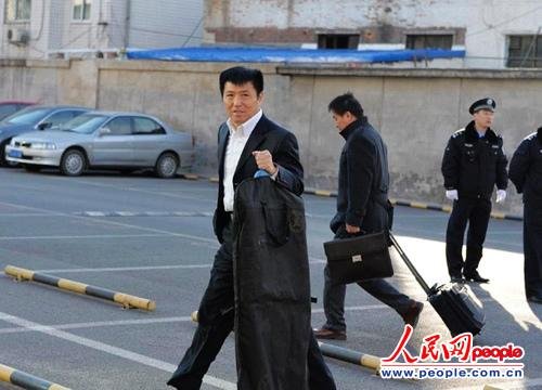 庭審當(dāng)日，李某某辯護(hù)律師張起淮匆匆趕到北京市一中院    人民網(wǎng)記者 翁奇羽攝