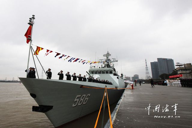 1月8日，某新型導(dǎo)彈護(hù)衛(wèi)艦吉安艦入列海軍東海艦隊(duì)命名授旗儀式現(xiàn)場(chǎng)。新華社發(fā)