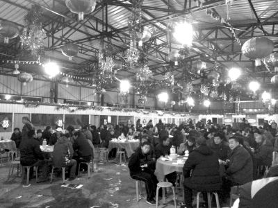 村主任孫女滿(mǎn)月宴席上，坐滿(mǎn)了前來(lái)道賀的村民。京華時(shí)報(bào)記者陶冉攝