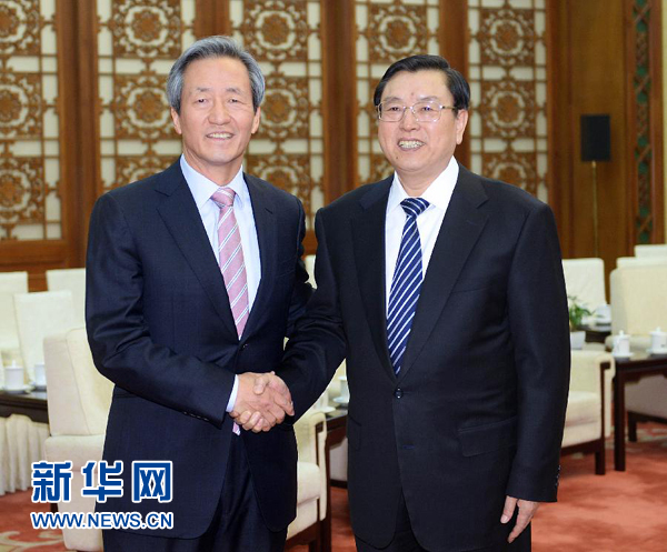 2月20日,全國(guó)人大常委會(huì)委員長(zhǎng)張德江在北京人民大會(huì)堂會(huì)見(jiàn)以韓中議員外交協(xié)議會(huì)會(huì)長(zhǎng)鄭夢(mèng)準(zhǔn)為團(tuán)長(zhǎng)的韓國(guó)