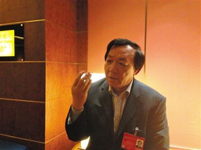 　昨日，在接受采訪時，何香久強調(diào)，大多公務(wù)員是勤勉工作的。