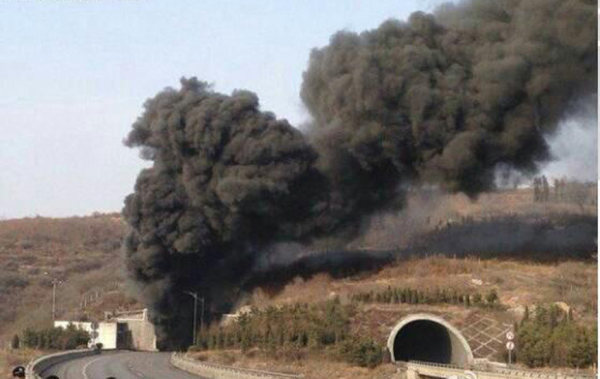 3月1日14時50分，山西，晉濟高速巖后隧道內(nèi)一輛拉煤車和一輛載有液態(tài)甲醇的車輛相撞爆炸。