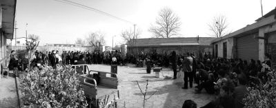 昨天下午，杜家疃村委會(huì)原文書(shū)李榮茂，向村民介紹當(dāng)天上午與街道辦溝通的情況。京華時(shí)報(bào)記者 懷若谷 攝