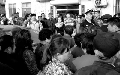 警方趕到現(xiàn)場(chǎng)，處理車(chē)胎被扎事件。