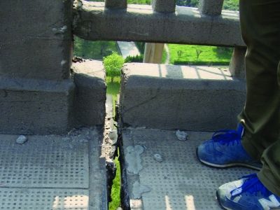 圖為大橋17號墩處橋面裂縫。梅建明 攝