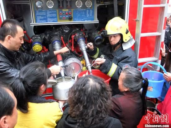 　4月11日，蘭州市自來水苯含量嚴(yán)重超標(biāo)，蘭州啟動(dòng)公共突發(fā)事件應(yīng)急機(jī)制，緊急調(diào)配安全水源在居民區(qū)投放，圖為消防隊(duì)給西固蘭玻西社區(qū)居民送來水，市民排隊(duì)取水。裴強(qiáng) 攝 圖片來源：東方IC 版權(quán)作品 請勿轉(zhuǎn)載