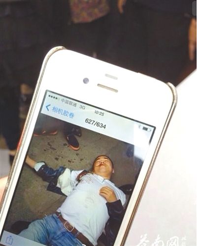 4月19日上午，目擊者拍到的黃祥拔被打現(xiàn)場(chǎng)圖片。網(wǎng)絡(luò)截圖