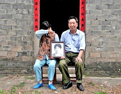 江蘇鎮(zhèn)江，老劉夫婦捧著獨生子的遺像在老家前留影南方都市報供圖L