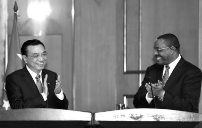 ▲國務(wù)院總理李克強在亞的斯亞貝巴與埃塞俄比亞總理海爾馬里亞姆會談后，共同會見記者。 新華社發(fā)