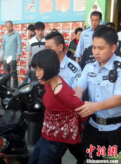  5月8日上午8時(shí)10分左右，江西省撫州市黎川縣日峰鎮(zhèn)家家樂超市發(fā)生一起持刀傷人案件。