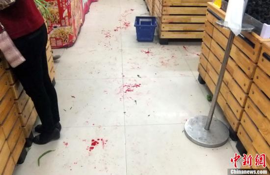   5月8日上午8時(shí)10分左右，江西省撫州市黎川縣日峰鎮(zhèn)家家樂超市發(fā)生一起持刀傷人案件。