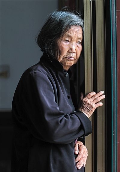 為了能“睡棺木”土葬，潘秀英四次喝農(nóng)藥自殺，后被搶救過來。