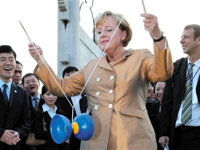 2007年8月27日，北京，默克爾正在玩扯鈴。