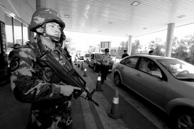 武警持槍警戒進駐檢查站。