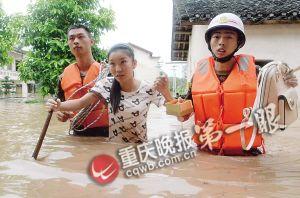 長壽區(qū)，消防官兵搜救被困群眾。