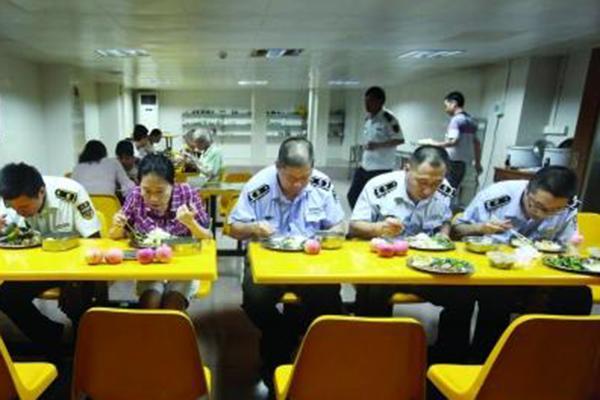 廣州城管被老婆嫌工資低 轉行做小販月入2萬(圖) 廣州城管被老婆嫌工資低 轉行做小販月入2萬(圖)