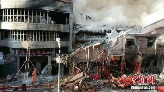 2015年1月3日，哈爾濱市道外區(qū)太古街著火塌方現(xiàn)場(chǎng)，火又燒了起來(lái)