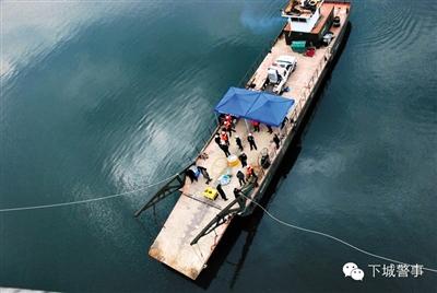 為搜尋深水沉尸，杭州警方租用的船只在水面作業(yè)。本版圖片/杭州警方提供