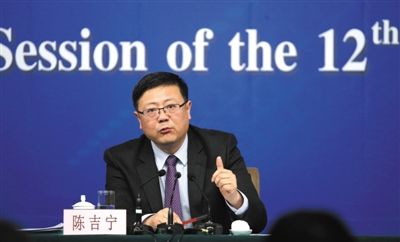 昨日，十二屆全國人大三次會議新聞中心，環(huán)保部部長陳吉寧回答中外記者提問。新京報記者 陳杰 攝