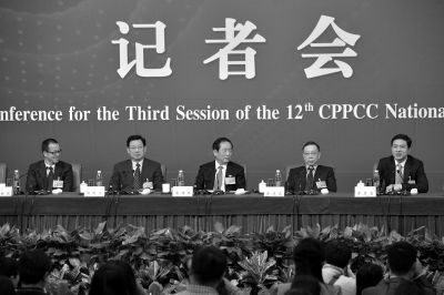 昨日，政協(xié)十二屆三次會議舉行記者會，五位嘉賓回答中外記者提問。京華時報記者王海欣攝