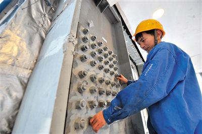 工人在內(nèi)部安裝鋼結(jié)構(gòu)。