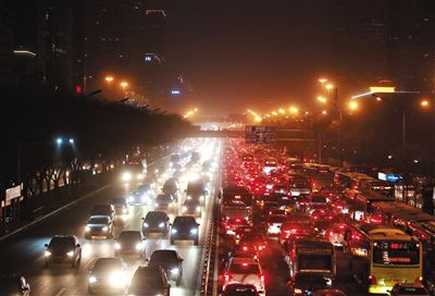 昨晚，因沙塵暴導(dǎo)致能見(jiàn)度低，長(zhǎng)安街嚴(yán)重堵車(chē)。