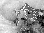 食藥監(jiān)執(zhí)法人員封存了無(wú)證水廠的假商標(biāo)。