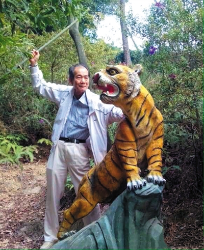 2015年1月10日，區(qū)少坤到廣東肇慶九龍湖游玩，拍攝打虎圖。