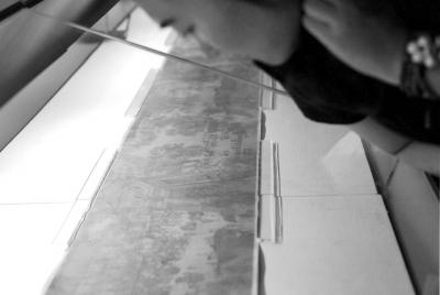 一名觀眾俯身細(xì)看《清明上河圖》。 京華時報記者王海欣攝