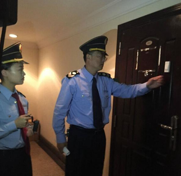 青島市衛(wèi)生監(jiān)督所的工作人員在郝愛勇診所執(zhí)法。