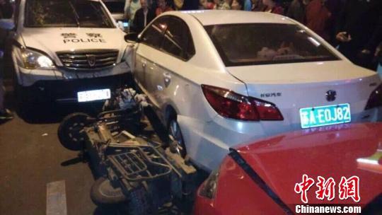 網(wǎng)友上傳的現(xiàn)場事故圖片。 網(wǎng)友拍圖 攝