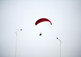 10月25日下午，動(dòng)力傘從一對(duì)路燈上空飛過(guò)