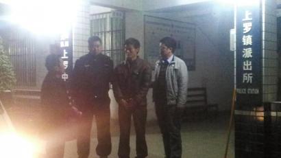 王強(qiáng)被抓獲歸案,右二為犯罪嫌疑人。