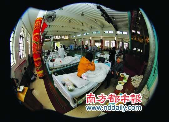 病人被轉(zhuǎn)移到該院的工會(huì)大禮堂。通訊員 符曉亮 攝