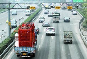 內(nèi)環(huán)高速連應(yīng)急車道也被社會車輛占用著，3月嬰兒最后病重離世