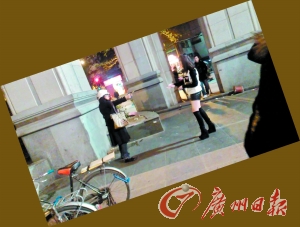 黑衣女拿著剪刀指著“保時捷女孩”。