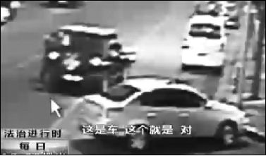 事發(fā)現(xiàn)場監(jiān)控錄像顯示，白圈內(nèi)的被害人老丁，正在牧馬人越野車旁收費。 圖片來自電視截圖