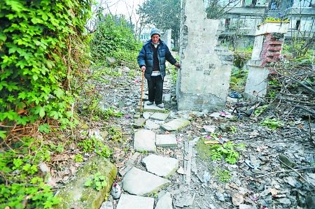 昨日，大渡口區(qū)，徐建高老人走在他鋪成的石子路上。 記者 張路橋 攝