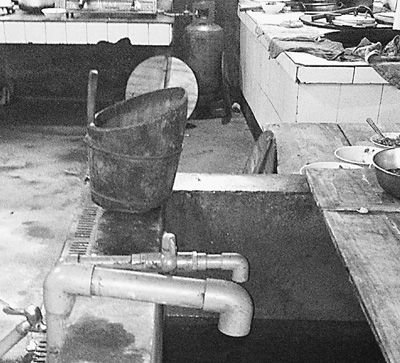 在鎮(zhèn)機(jī)關(guān)食堂，洗菜煮飯都用自來水。