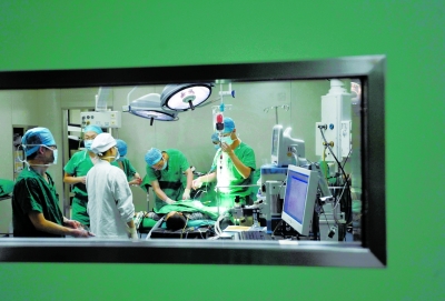 昨晚，醫(yī)生為小進(jìn)進(jìn)做截肢手術(shù)。