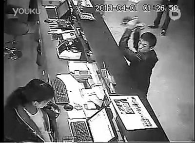 另一同行男子，操起柜臺上的擺件，用力砸向女服務員面部。